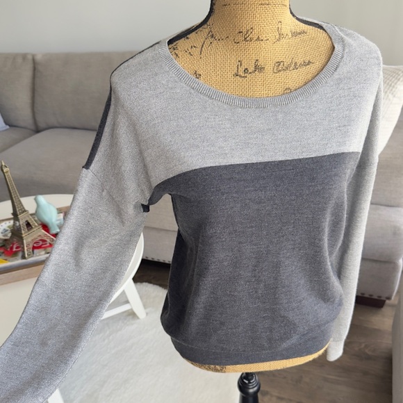 Banana Republic Two-Tone Gray Women's Sweater - Picture 4 of 8